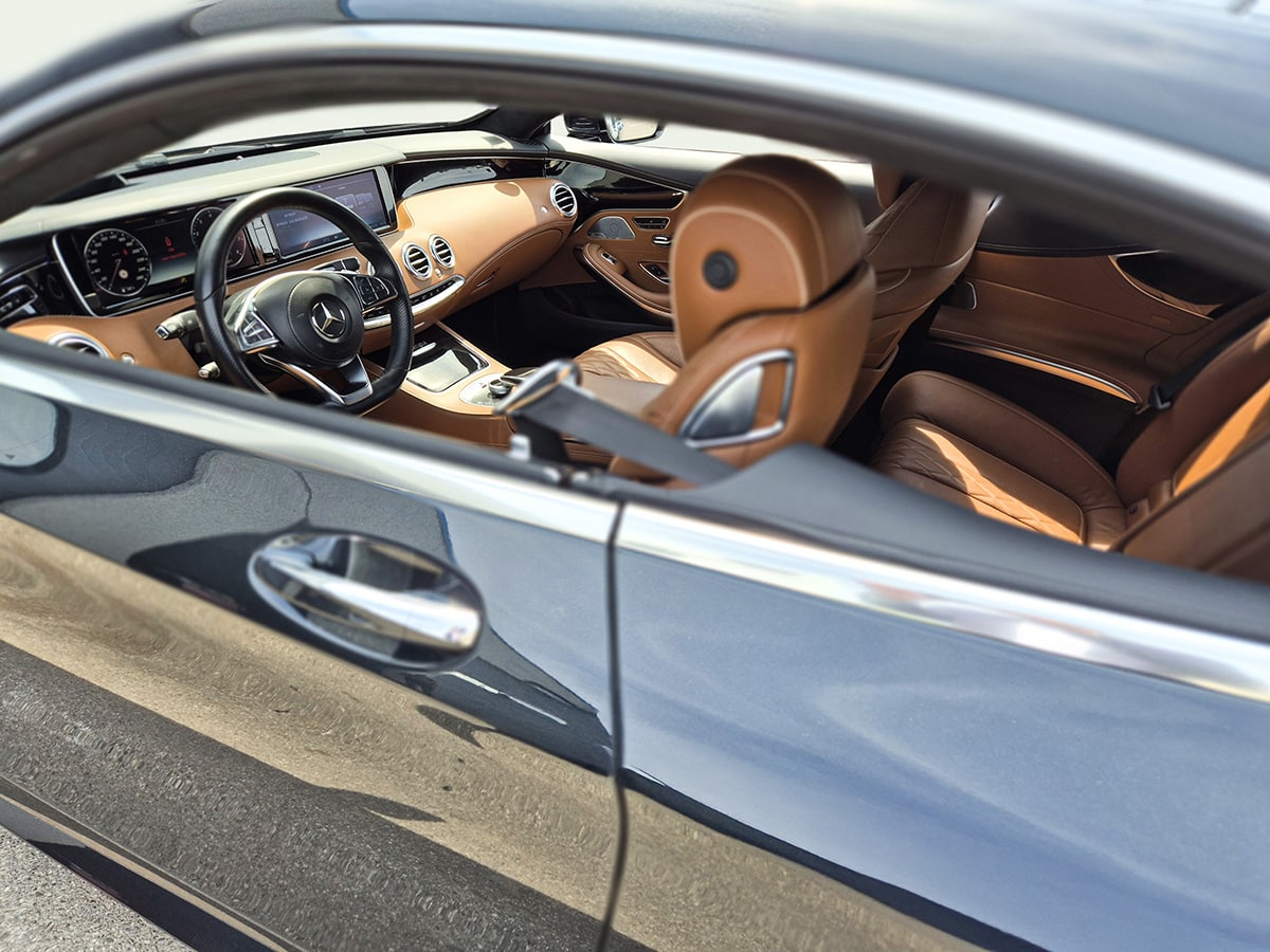 Mercedes-Benz Classe S Coupe 500 4matic - intérieur par fenêtre