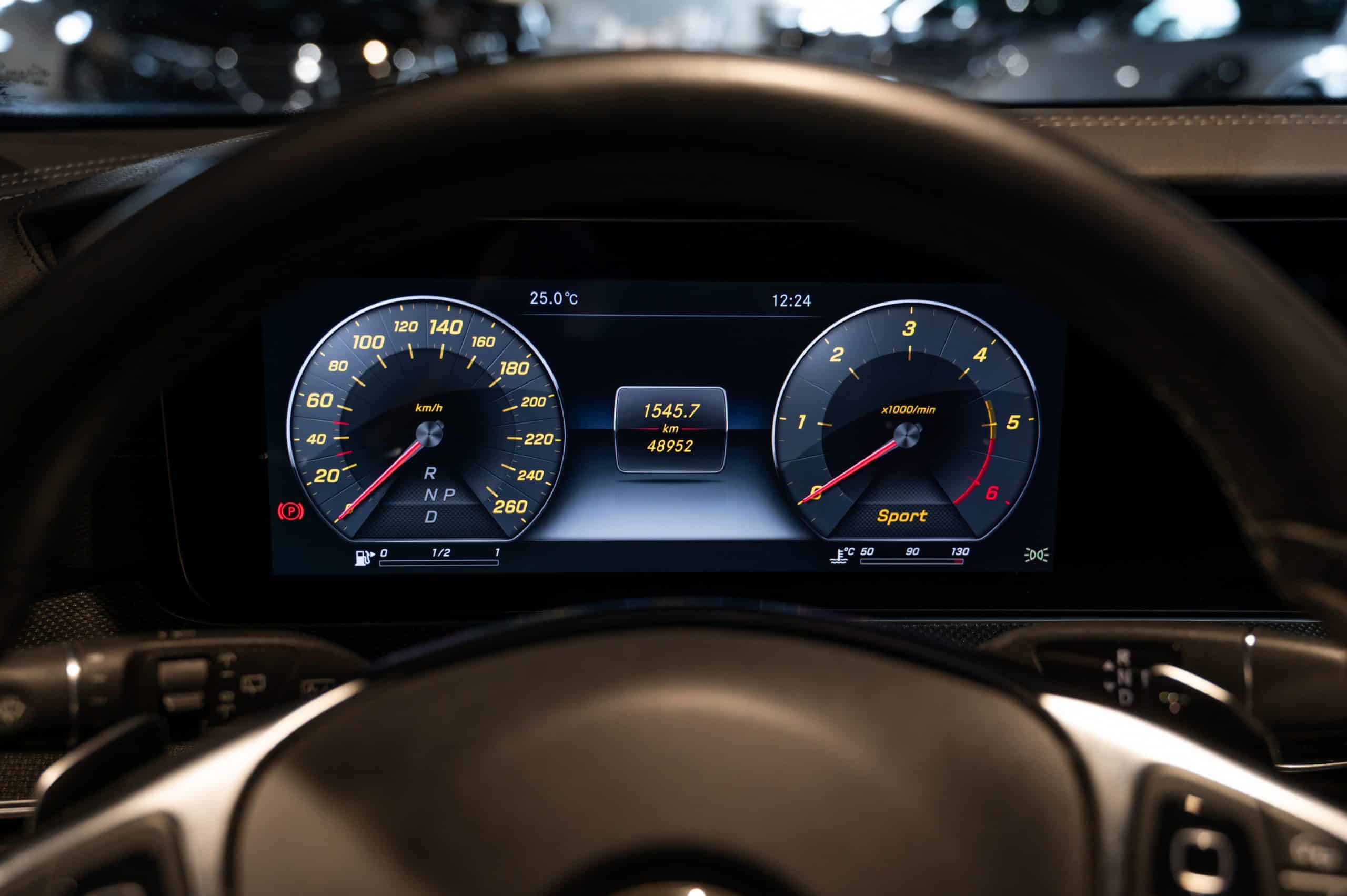 Mercedes_Classe-E_grise_15