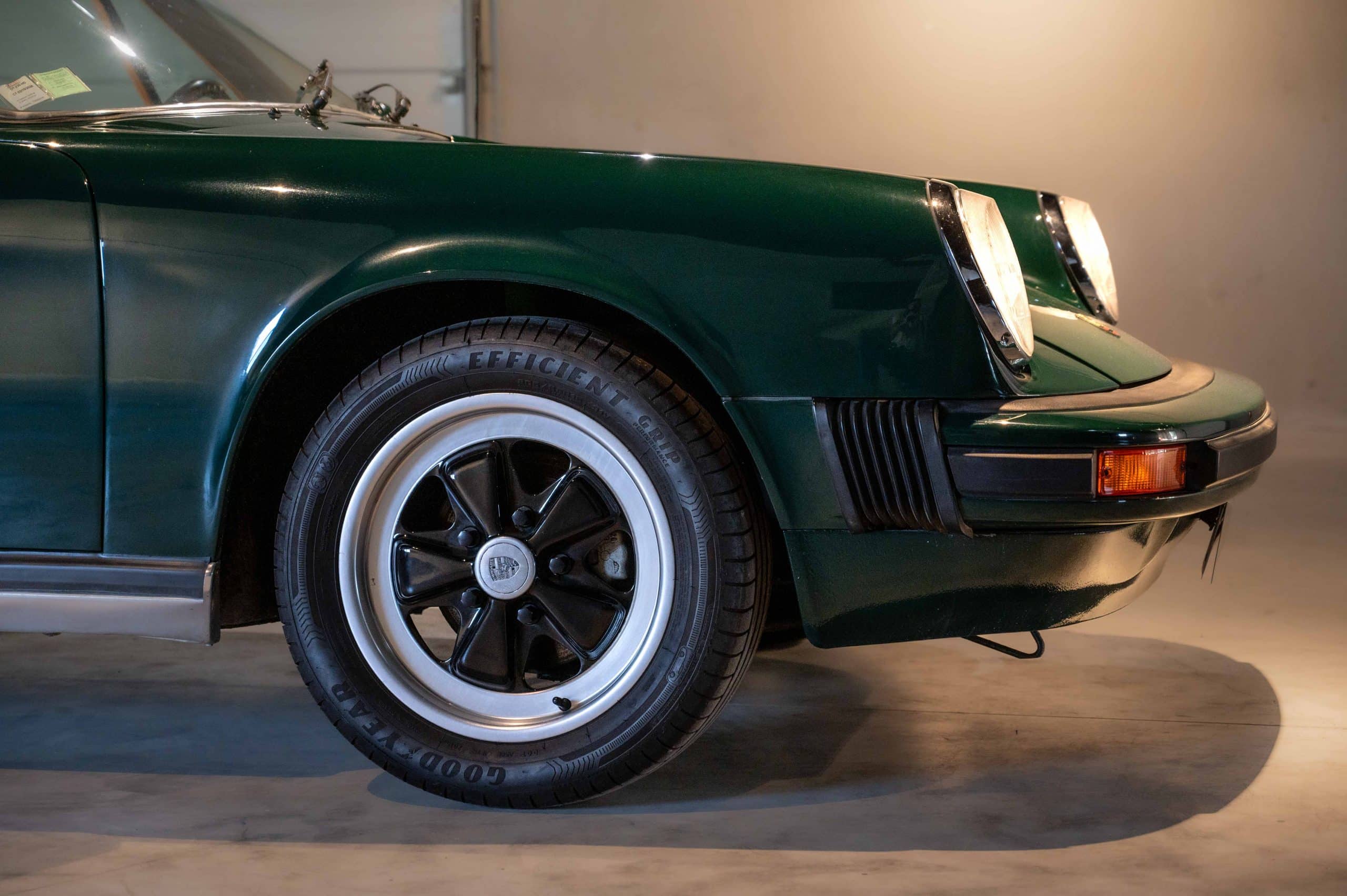 Porsche_Targa_ancienne_verte_10