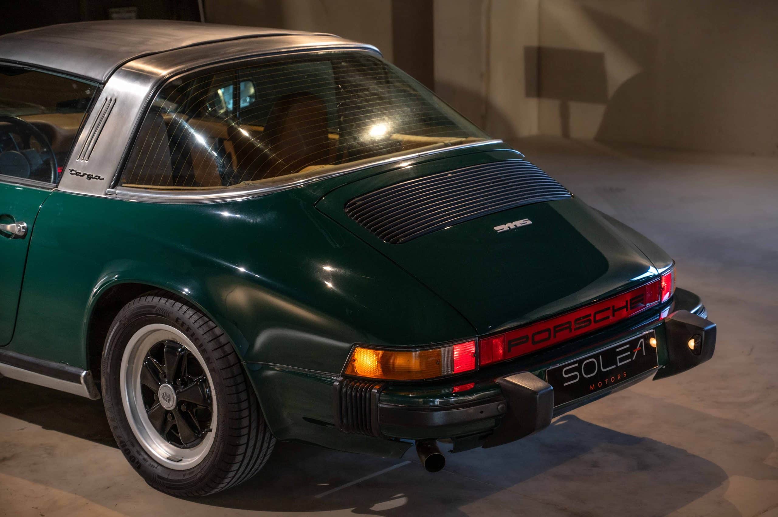 Porsche_Targa_ancienne_verte_12