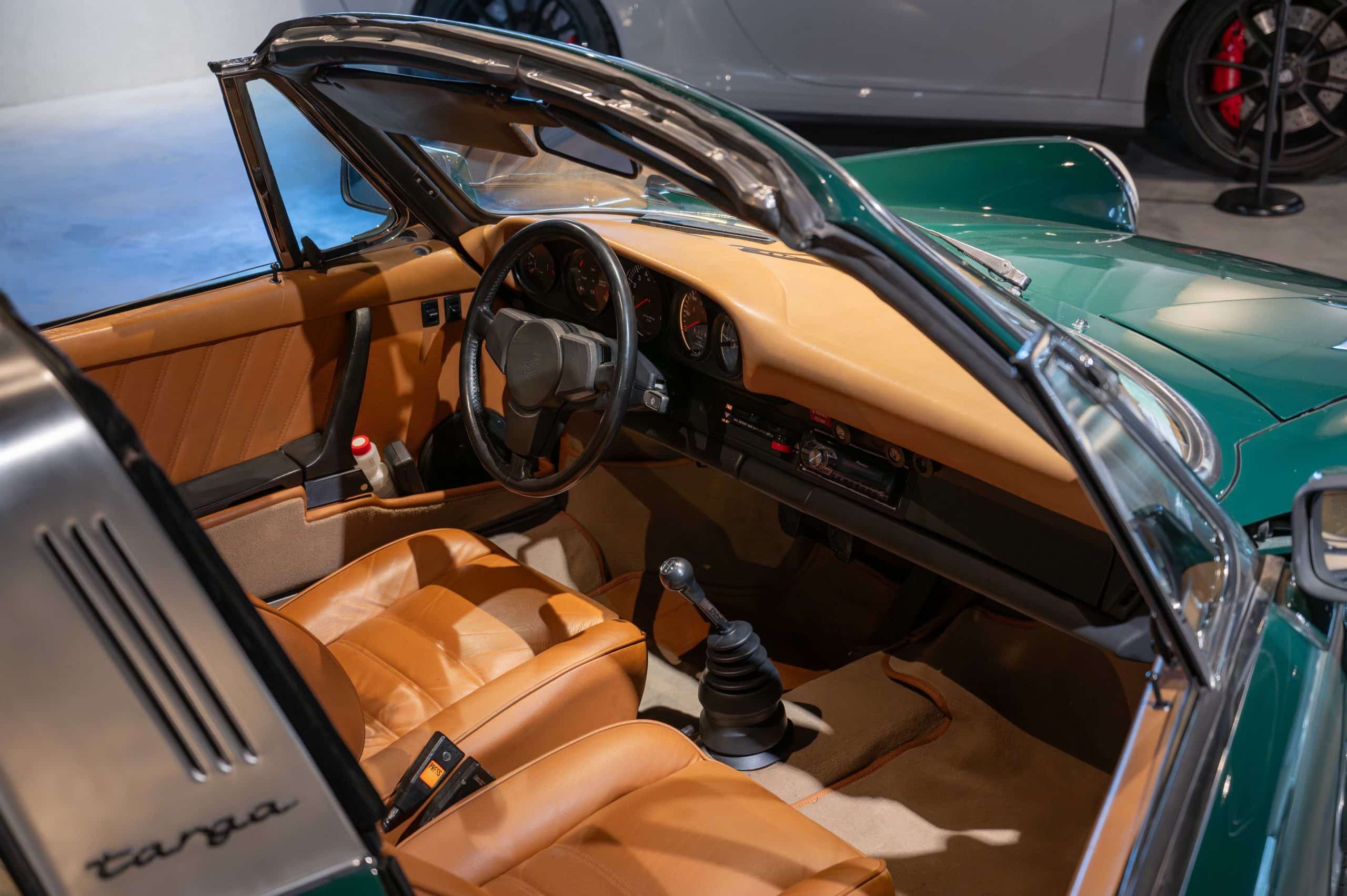 Porsche_Targa_ancienne_verte_15