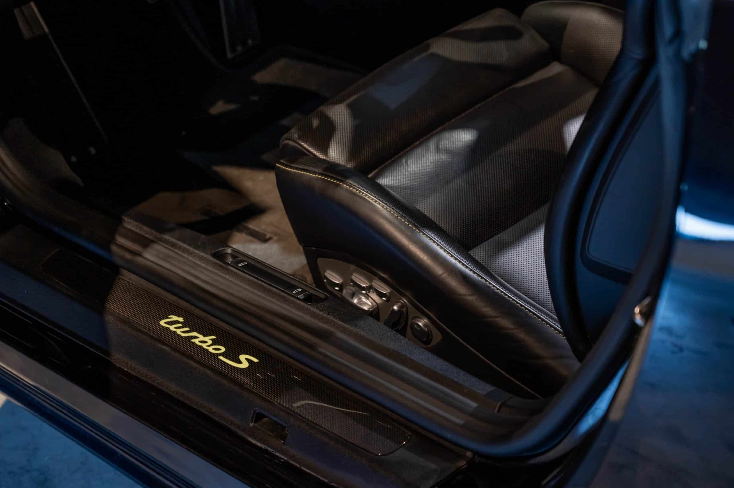 Porsche_Turbo-S_noire-14