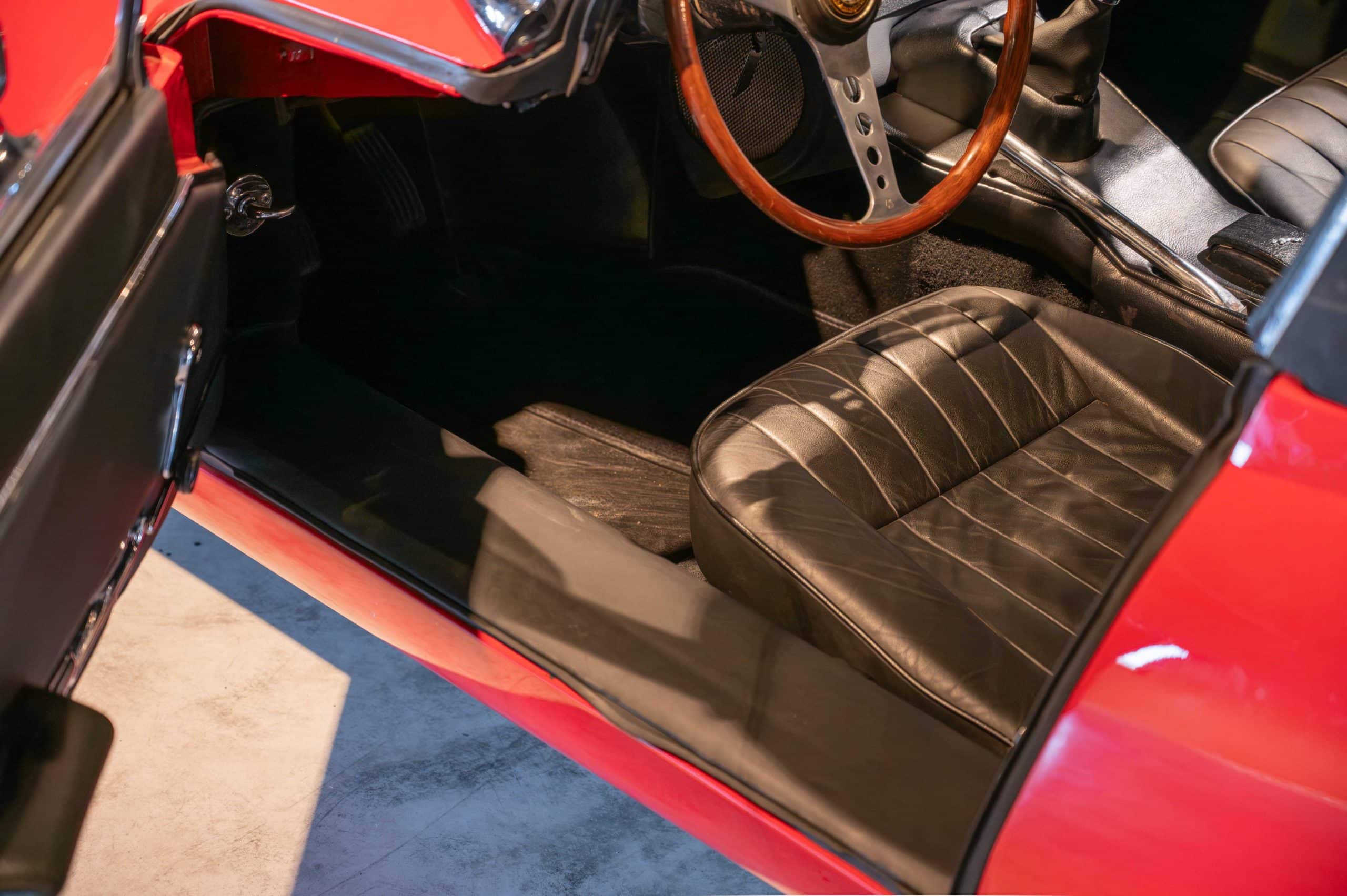 Jaguar_Type-E_rouge_14