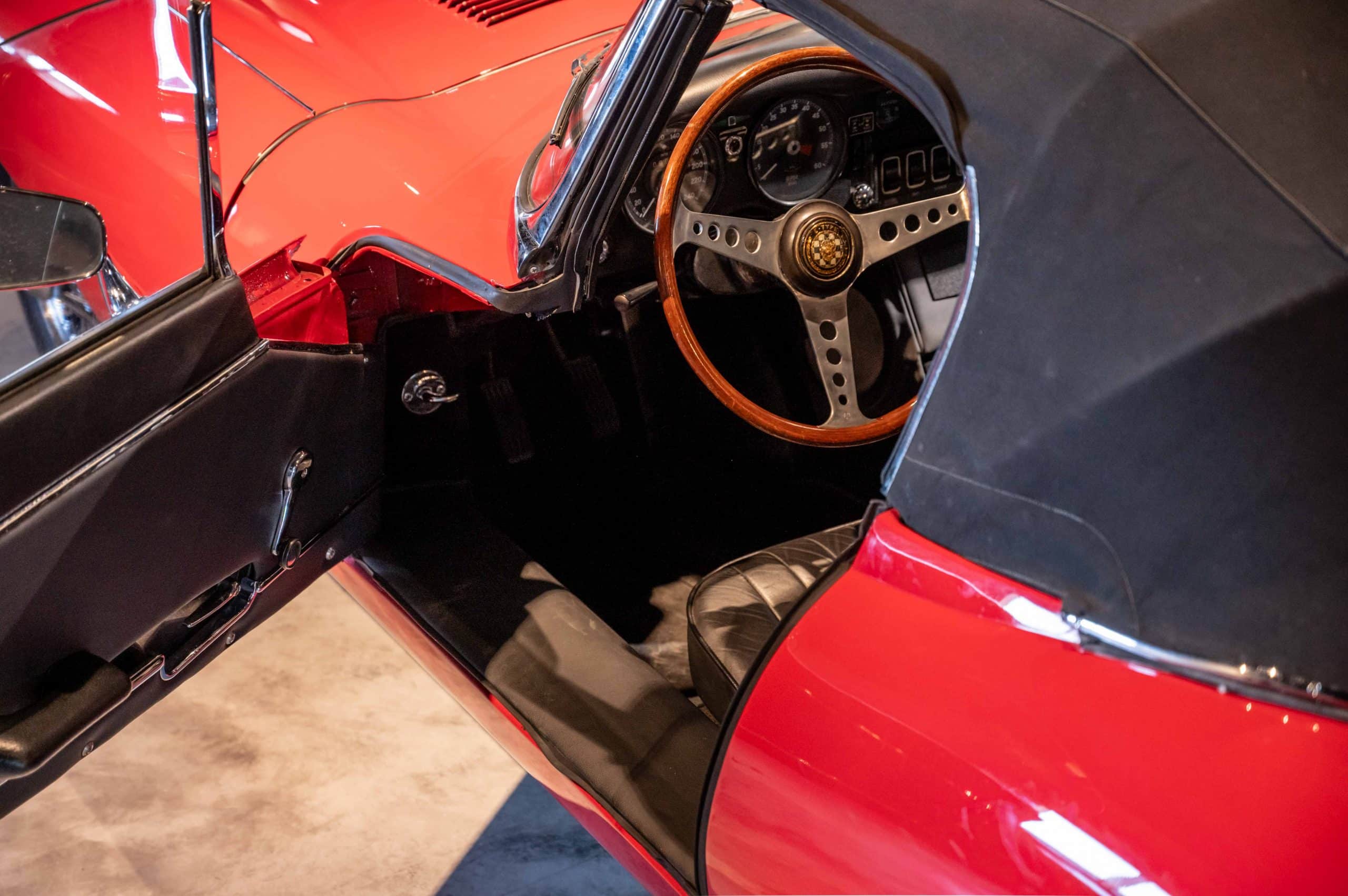 Jaguar_Type-E_rouge_16