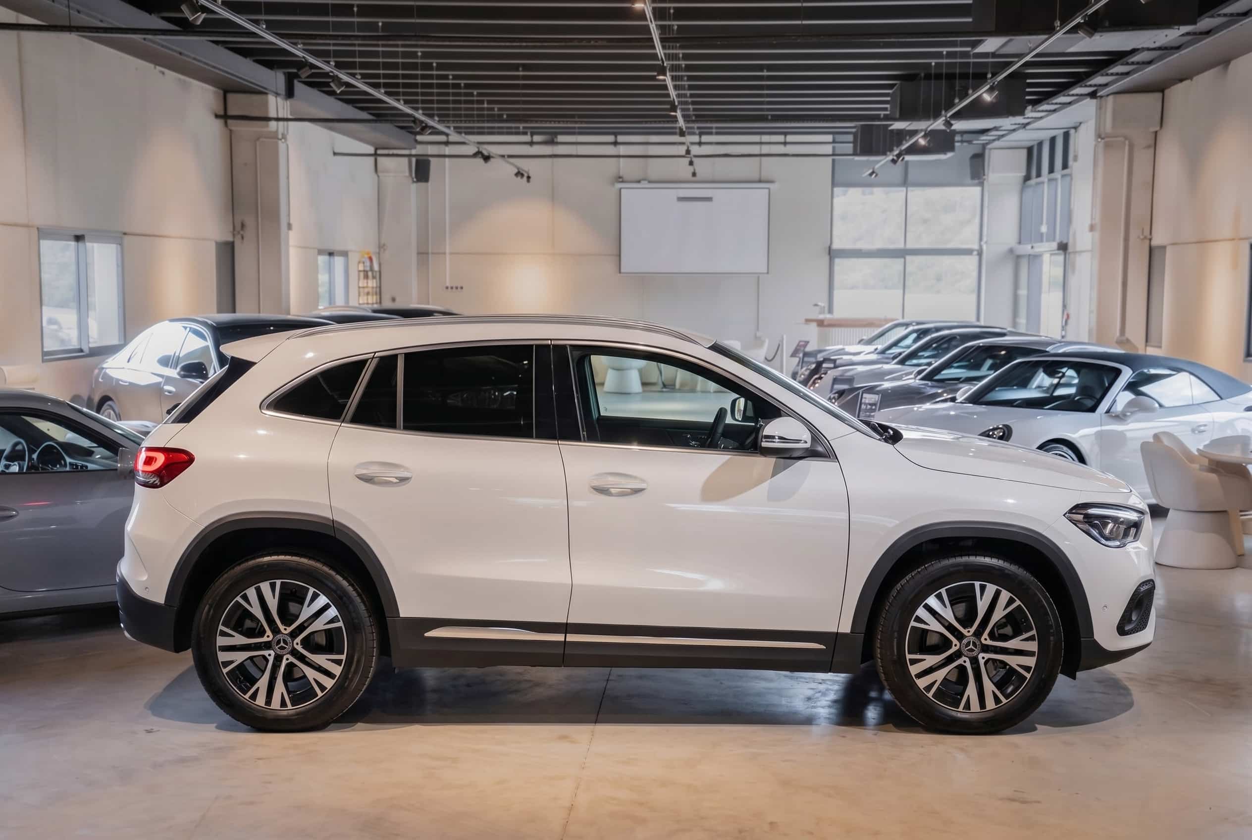 MB GLA 200D 34 côté droit